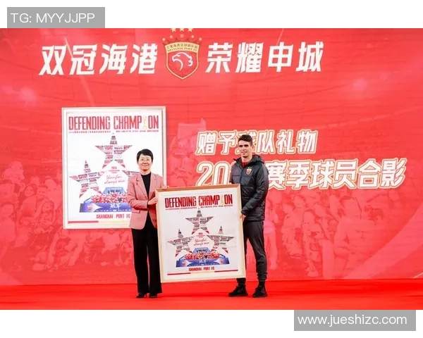 足球明星与奖杯的荣耀瞬间定格在镜头里展现无尽辉煌与梦想追逐的旅程